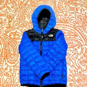 Boys north face size 5 blue thermoball jacket